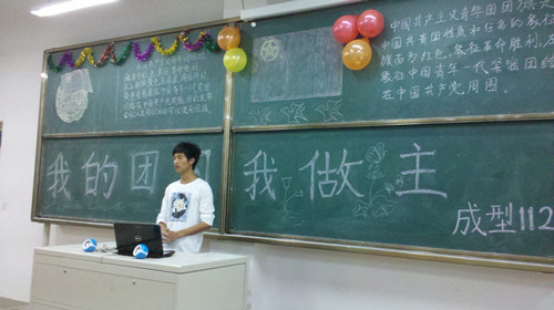 由<em>女生</em>王海娇和王焕焕同学<em>合唱红歌</em>《在希望的