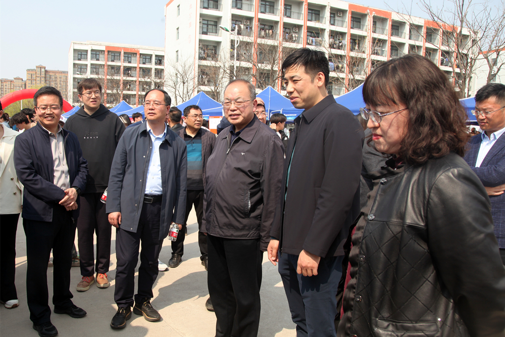 高密校区举行2024届毕业生春季双选会暨“体育”“科创”嘉年华系列活动