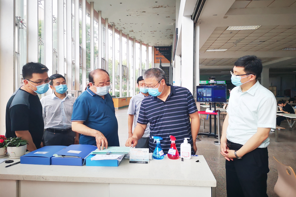 校领导实地督导检查假期疫情防控工作